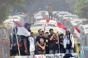Mobilisasi Massa Tuntut RUU Perampasan Aset Diwarnai Teror Pelemparan Batu di Tol Cikampek
