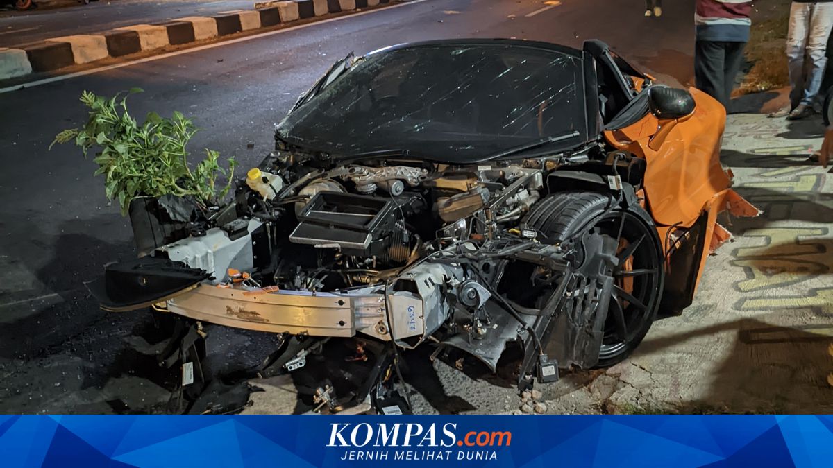 Kecelakaan Tunggal di Sukoharjo: McLaren Terbelah Dua Usai Hantam Tiang Listrik