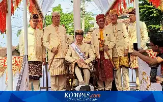 Analisis Semiotika: Menakar Pesan Politik di Balik Tradisi Adat Jokowi di Lampung
