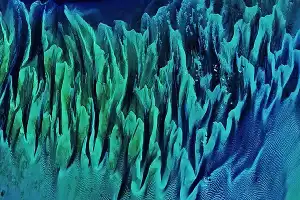Potret Satelit Ungkap Keindahan Geologis Dasar Laut Bahama yang Menyerupai Karya Seni