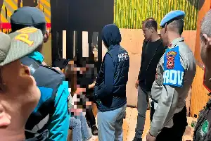 Razia Hiburan Malam di Garut, Petugas Gabungan Amankan Pengguna Narkoba dan Puluhan Botol Miras