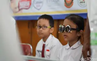 Ancaman Miopia di Tahun Ajaran Baru: Mengapa Durasi Belajar dan Gawai Perlu Dibatasi