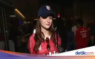 Joey King Tampil Unik di Laga AS vs Turki, Padukan Jersey Turki dan Topi USA