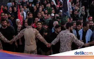 Gelombang Pelayat Padati Pemakaman Khamenei di Teheran di Tengah Teriknya Suhu