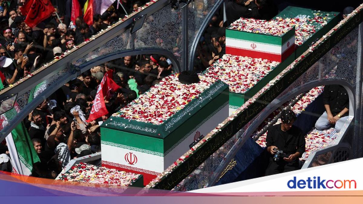 Donald Trump Soroti Fenomena Pemakaman Khamenei, Sebut Pelayat Menangis Palsu