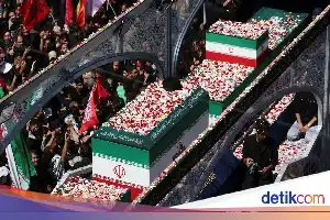 Donald Trump Soroti Fenomena Pemakaman Khamenei, Sebut Pelayat Menangis Palsu