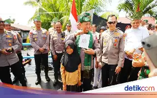Aksi Hangat Kapolri Menyapa Warga Usai Resmikan Jembatan Merah Putih Presisi di Riau