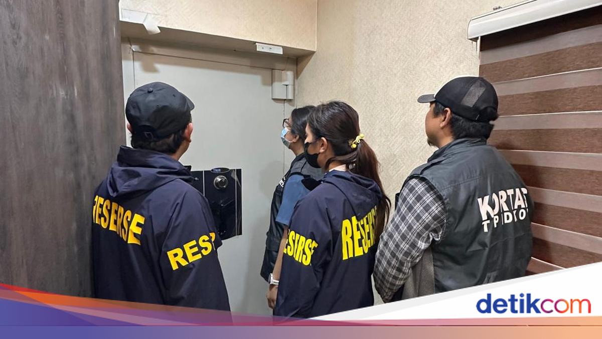 Geledah Cafe de'Clan, Polisi Sita Uang Asing dalam Brankas Tersembunyi terkait Kasus Korupsi Besar