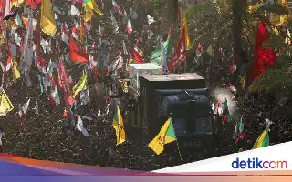 Prosesi Pemakaman Ali Khamenei di Kota Suci Najaf Disambut Ribuan Pelayat