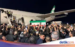 Prosesi Pemakaman Ali Khamenei: Peti Jenazah Disemayamkan di Kota Suci Najaf