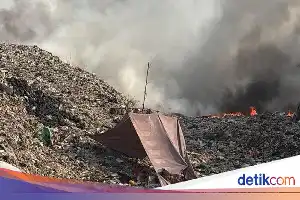 TPA Jatiwaringin Terbakar Hebat, Andra Soni Soroti Ketinggian Tumpukan Sampah