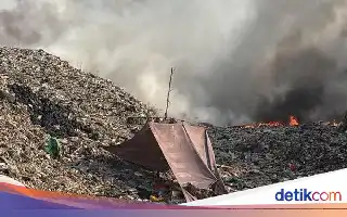 TPA Jatiwaringin Terbakar Hebat, Andra Soni Soroti Ketinggian Tumpukan Sampah