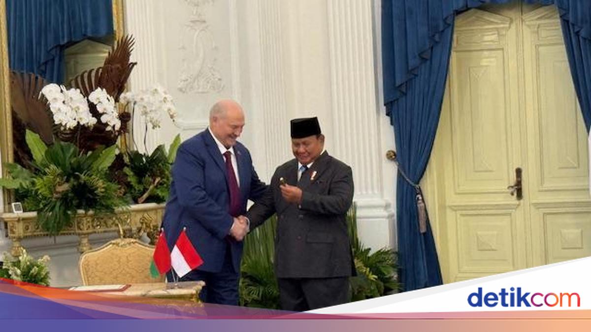 Aksi Spontan Presiden Belarus Berikan Pulpen kepada Presiden Prabowo di Istana Merdeka