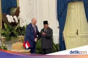 Aksi Spontan Presiden Belarus Berikan Pulpen kepada Presiden Prabowo di Istana Merdeka