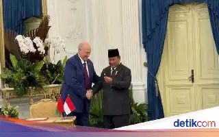 Aksi Spontan Presiden Belarus Berikan Pulpen kepada Presiden Prabowo di Istana Merdeka