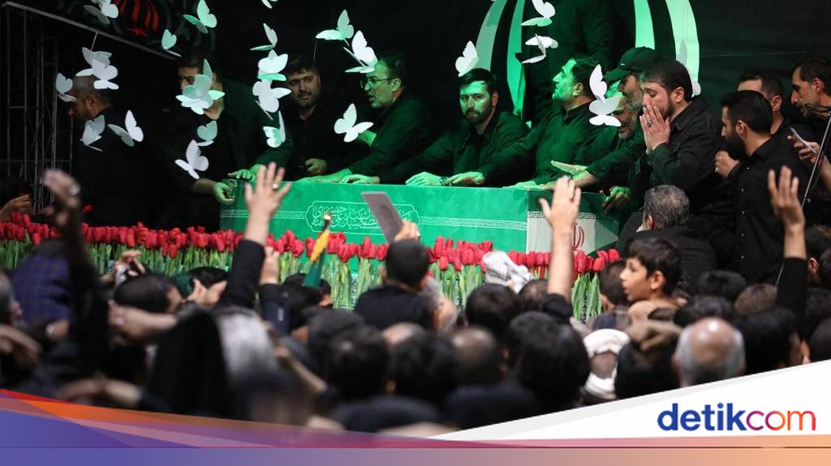 Suasana Haru Iringi Prosesi Penghormatan Terakhir Ayatollah Khamenei di Teheran