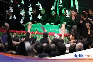 Kunjungan Medvedev ke Iran: Rusia Tegaskan Dukungan di Tengah Upacara Pemakaman Khamenei