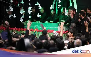 Suasana Haru Iringi Prosesi Penghormatan Terakhir Ayatollah Khamenei di Teheran