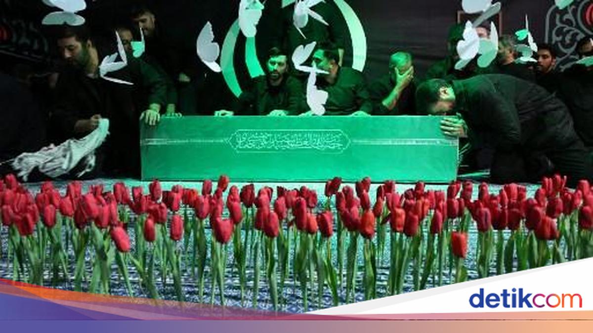 Suasana Haru Iringi Prosesi Pra-Pemakaman Ayatollah Khamenei di Teheran