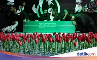 Suasana Haru Iringi Prosesi Pra-Pemakaman Ayatollah Khamenei di Teheran