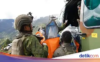 TNI Berhasil Evakuasi Jenazah Pilot Pesawat AMA Korban Penembakan di Yahukimo