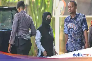 Bupati Sukoharjo Tiba di Gedung KPK Pasca Operasi Tangkap Tangan