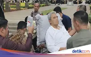 Kesehatan Menurun, Wali Kota Bandung Farhan Dilarikan ke Rumah Sakit