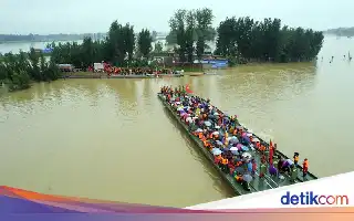 Inovasi Jembatan Apung China: Solusi Efektif Evakuasi Ribuan Korban Banjir
