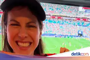 Aksi Alexandra Daddario di Stadion Piala Dunia Berujung Teguran Petugas