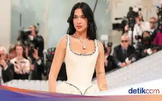 Dua Lipa Resmikan Manifesto Library, Ruang Baca Khusus Koleksi Buku Terlarang