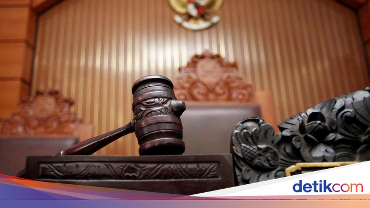 Aksi Nekat Wanita di Surabaya Robohkan Rumah Dinas Bea Cukai Gunakan Ekskavator