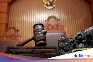 Aksi Nekat Wanita di Surabaya Robohkan Rumah Dinas Bea Cukai Gunakan Ekskavator