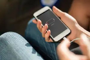 Waspada Modus Peretasan Melalui Kabel Charger dan Stasiun Pengisian Daya Umum