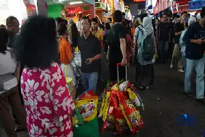 Jakarta Fair 2026 Diserbu Pengunjung, Fenomena 'Jastiper' Bawa Koper Warnai Pameran