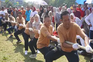 Rayakan HUT RI ke-81, Pemkab Jepara Gelar Lomba Egrang dan Tarik Tambang Antar-Instansi