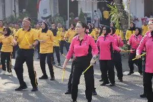 Rayakan HUT ke-81 RI, Polrestabes Surabaya Gelar Olahraga Bersama dan Lomba Tradisional Guna Pererat Silaturahmi dengan Masyarakat