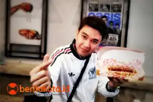 Garap Kuliner Hibrida, Aldi Taher Resmikan Gerai Baru Aldis Hotdog di BSD