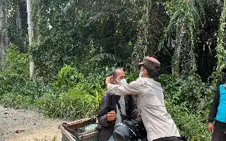 Antisipasi ISPA Akibat Karhutla, Polsek Bika Kapuas Hulu Bagikan Masker dan Edukasi Warga