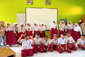 KKN UNISRI Latih Siswa SD N 1 Jati Sragen Rintis Jiwa Wirausaha Lewat Kreasi Manik-Manik