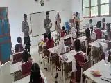 Antisipasi Dampak Cuaca Panas, Polsek Sekadau Hilir Bagikan Masker untuk Siswa SD