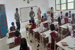 Antisipasi Dampak Cuaca Panas, Polsek Sekadau Hilir Bagikan Masker untuk Siswa SD