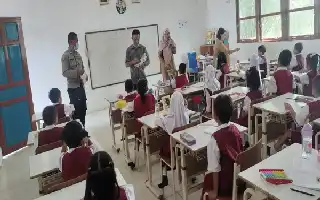 Antisipasi Dampak Cuaca Panas, Polsek Sekadau Hilir Bagikan Masker untuk Siswa SD