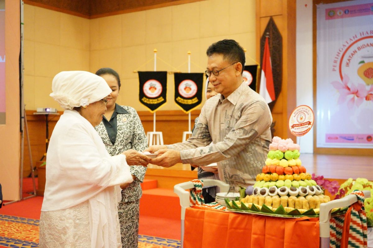 HUT ke-75 IBI, Wali Kota Pontianak Tekankan Peran Bidan dalam Mewujudkan Generasi Emas 2045
