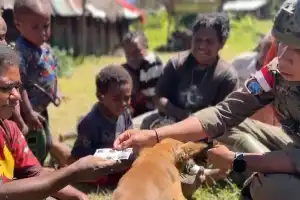 Jaga Kondusivitas di Puncak Papua Tengah, Satgas Damai Cartenz Gelar Patroli Dialogis dan Layanan Kesehatan