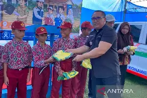 Komitmen Pemberdayaan, PT BKA Salurkan Bantuan Ambulans dan Ratusan Seragam Sekolah di Konawe Utara