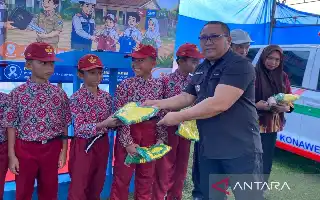 Komitmen Pemberdayaan, PT BKA Salurkan Bantuan Ambulans dan Ratusan Seragam Sekolah di Konawe Utara