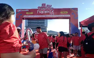 Kampanyekan Kelestarian Alam, Ribuan Warga Manado Tukar Sampah Plastik di Fun Walk Alfamidi