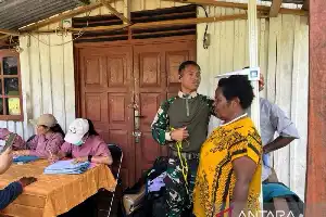 Sinergi Yonif 511/DY dan Tenaga Medis Dorong Layanan Kesehatan di Pedalaman Tolikara