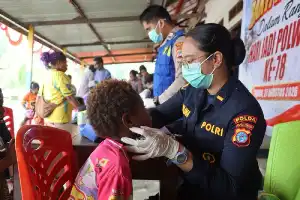Jelang Hari Jadi Ke-78, Polwan Polres Mimika Gelar Layanan Kesehatan Gratis bagi Warga Pesisir Pomako