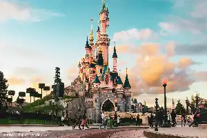 Kolaborasi Disney dan Adobe: Revolusi Teknologi AI dalam Perancangan Taman Hiburan Masa Depan